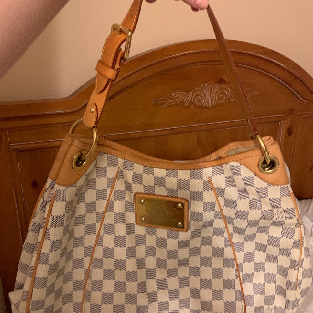 Authentic , checkers great condition Luise Vuitton famous white shoulder purse